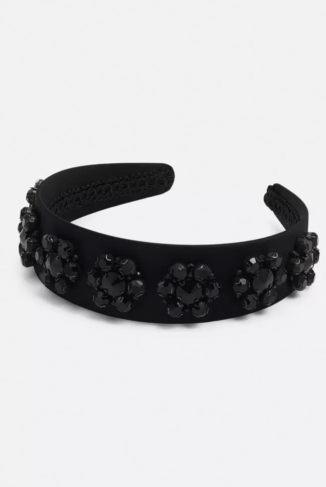 Bentiță din mătase, cu aplicații de cristale, Erdem, 2.169 lei, www.zalando.ro