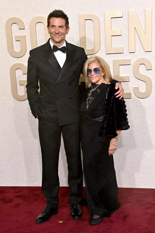 Bradley Cooper, purtând Louis Vuitton, si mama lui, Gloria Campano