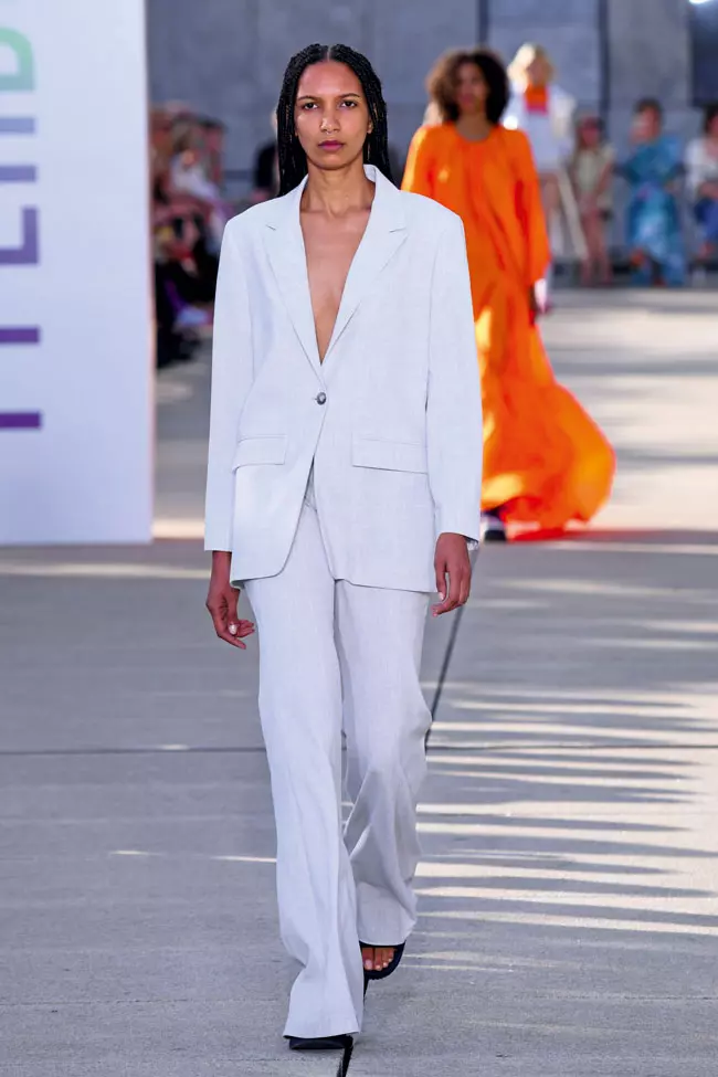 The woman in the white suit (Baum Und Pferdgarten)