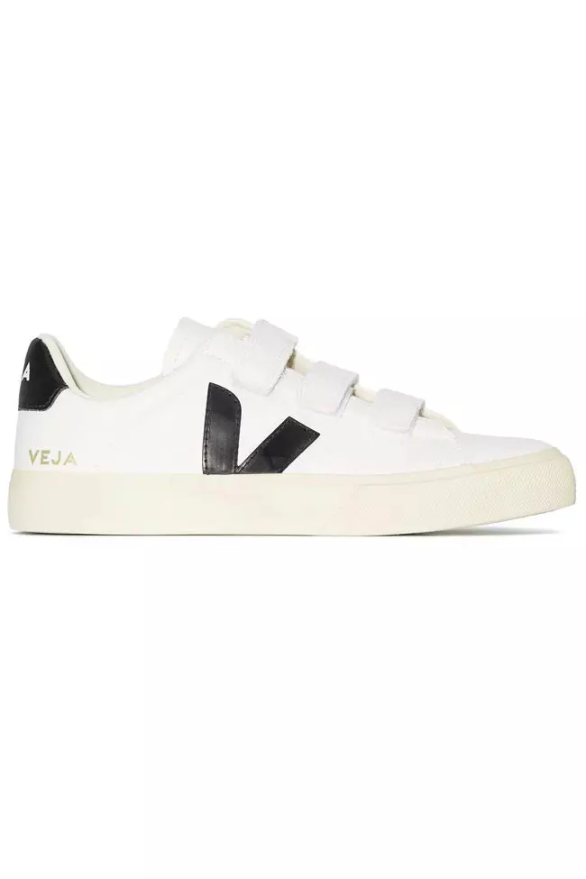 Pantofi sport din piele fără crom, poliester și cauciuc reciclat, deșeuri de orez și bumbac organic, Veja, 130 euro, www.veja-store.com