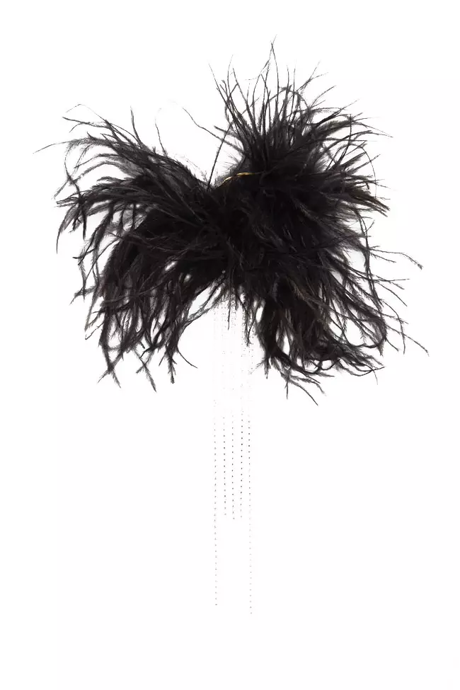 Cercel din cristale și pene, Magda Butrym, 1.600 lei, www.matchefashion.com