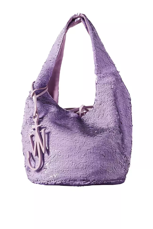 Geantă din mătase brodată integral cu paiete, JW Anderson, 1.300 lei, magazinul Aparterre