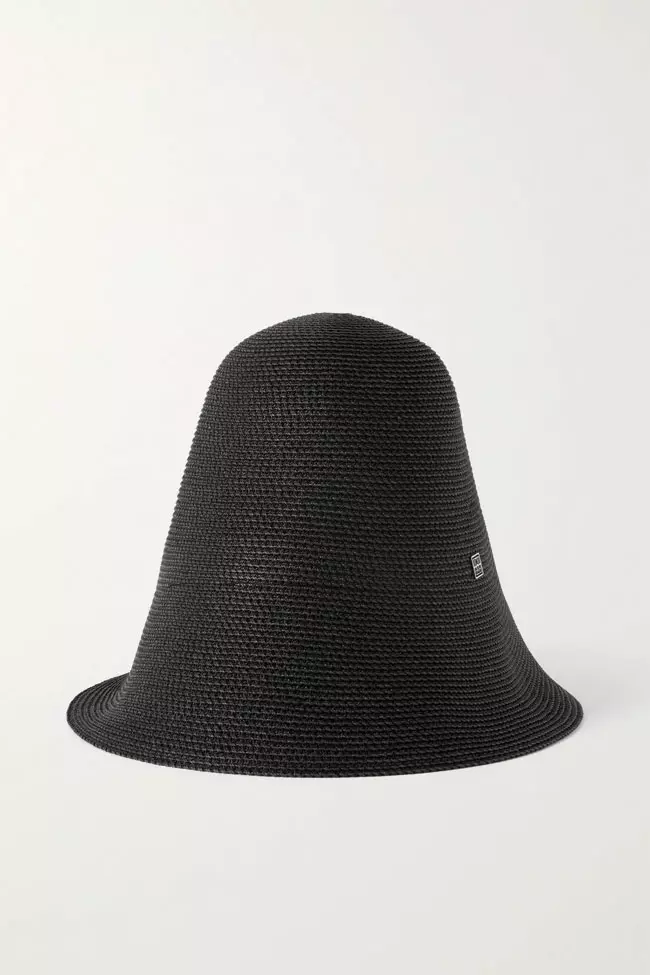 Pălărie din rafie, Totême, 1.300 lei, www.farfetch.com