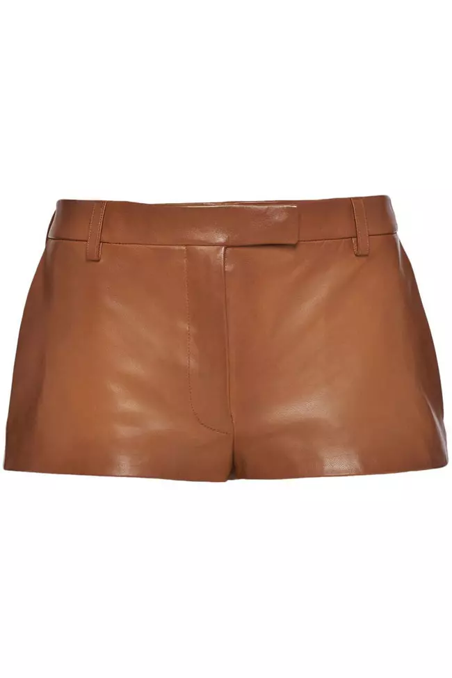 Short din piele, Prada, 2.400 euro, www.farfetch.com