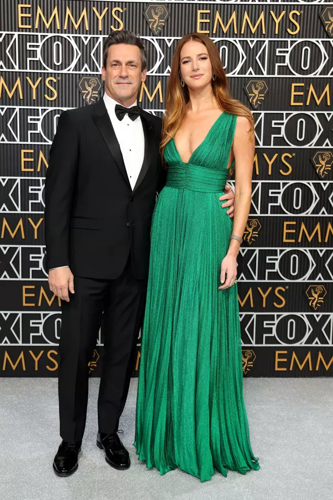Jon Hamm si Anna Osceola