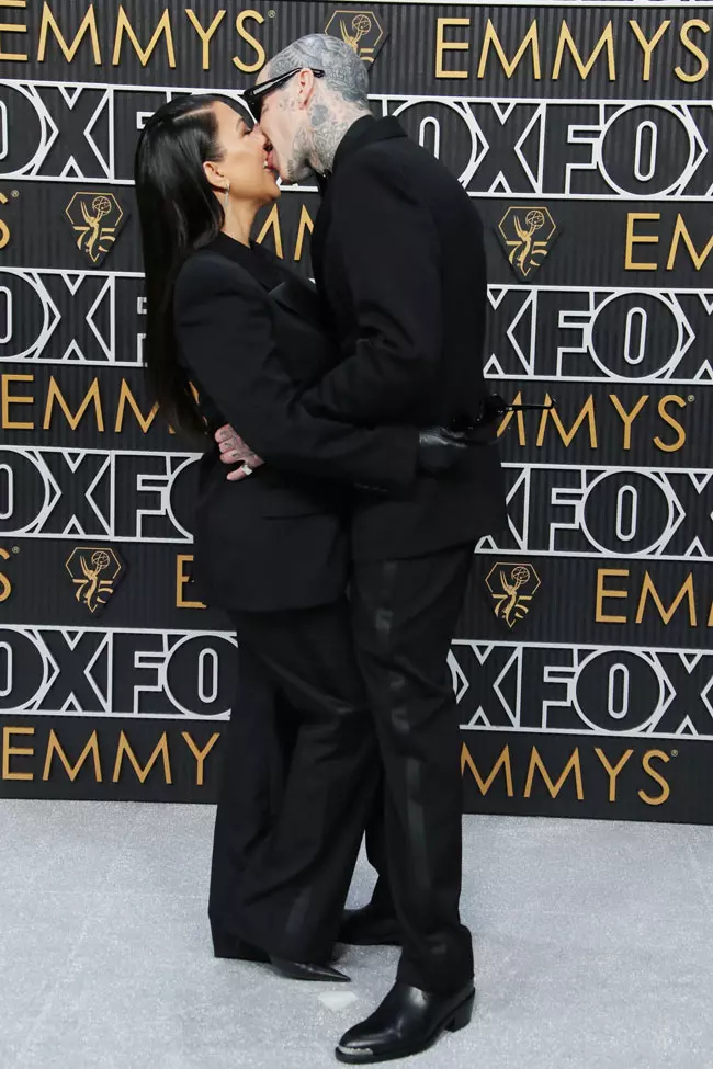Kourtney Kardashian si Travis Barker