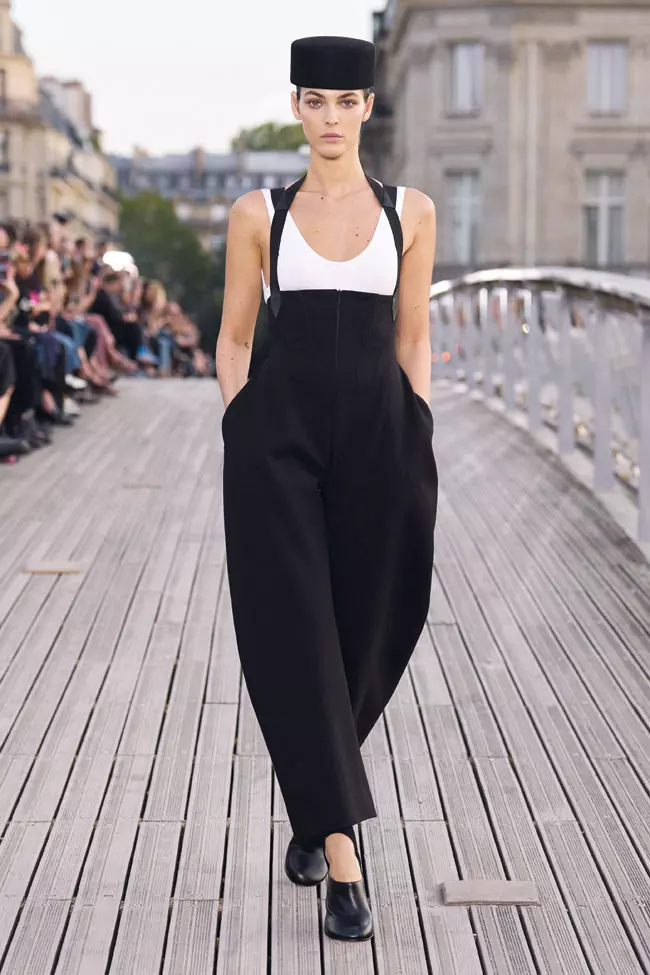 Talia (exagerat de) înaltă (Alaïa)