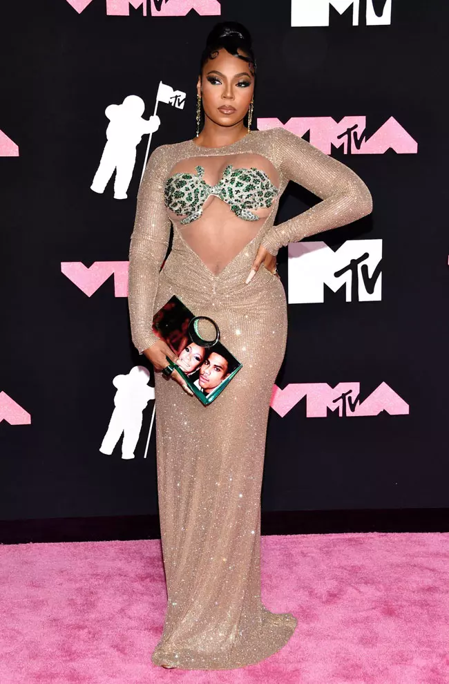 Ashanti, tinuta Monica Ivena