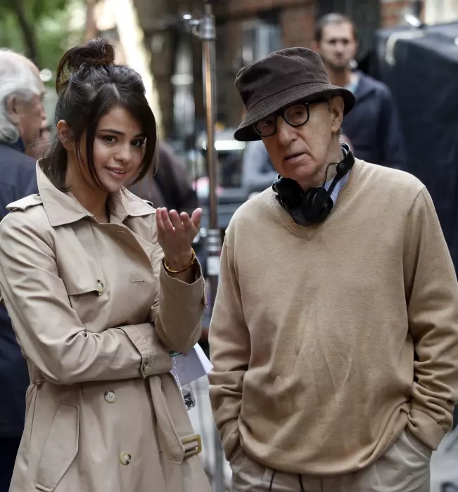 Selena Gomez primeste indicatii de la regizorul Woody Allen