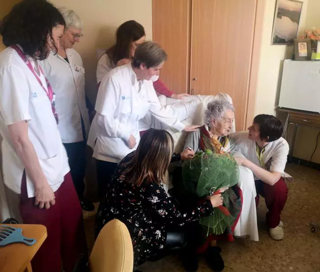 maria-ya-recuperada-del-covid-19-junto-al-personal-de-la-residencia-de-olot-en-la-que-vive