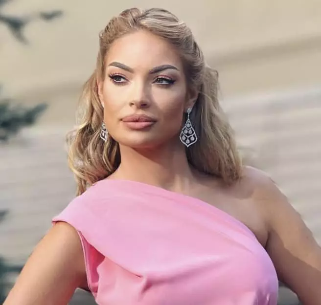 valentina pelinel 329