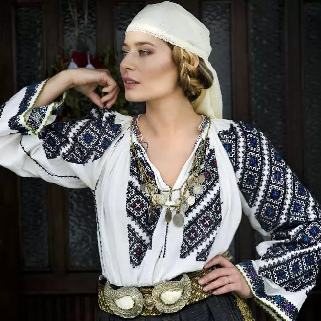 laura-cosoi-90