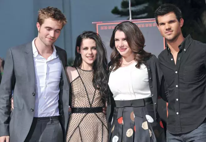 Stephenie Meyer, în mijlocul vedetelor din seria „Amurg“ – Robert Pattinson, Kristen Stewart și Taylor Lautner