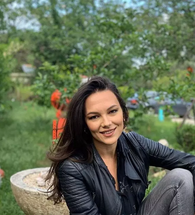 Ioana-Scarlatescu-13