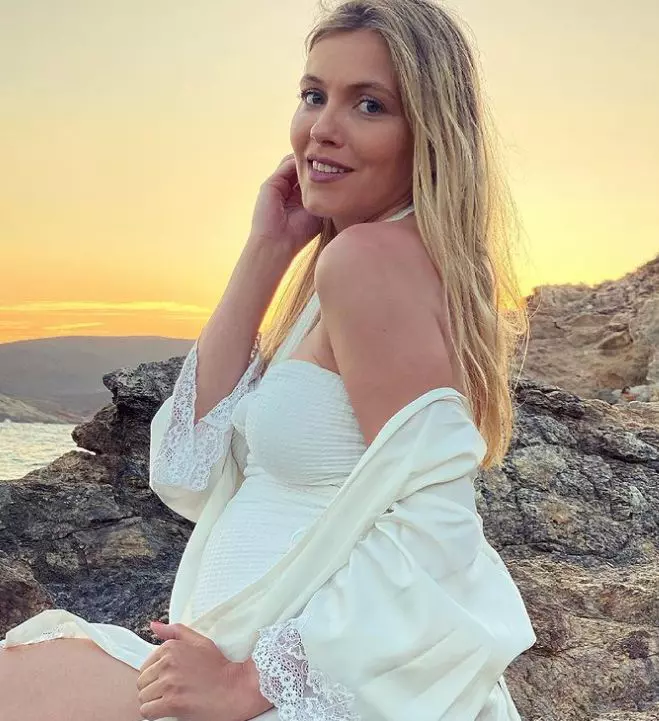 andreea-ibacka-la-un-pas-sa-nasca-prematur-6