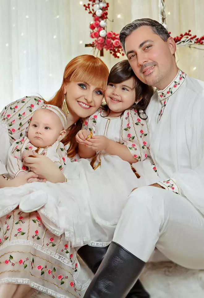 Alina Sorescu, Alexandru Ciucu și fiicele lor, Carolina și RaisaAlina Sorescu, Alexandru Ciucu și fiicele lor, Carolina și Raisa
