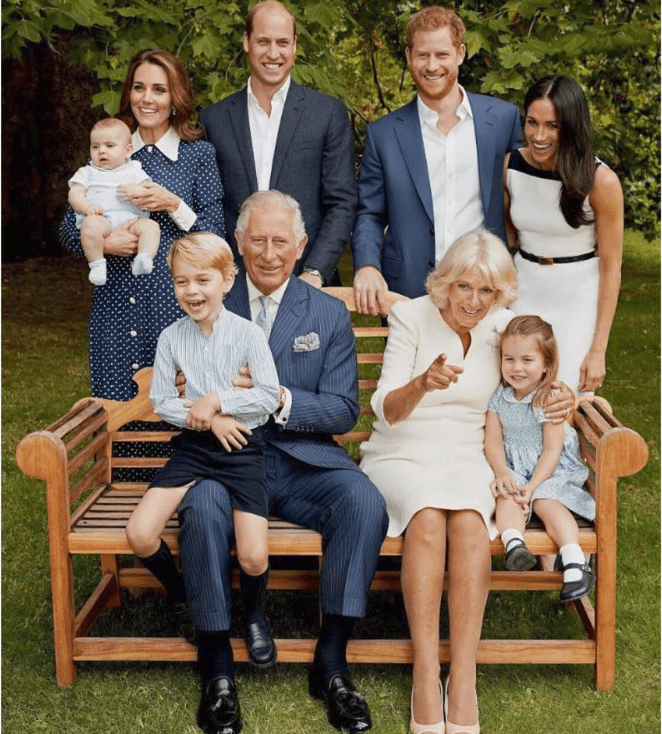 Motivul pentru care membrii Familiei Regale Britanice au izbucnit în râs în celebra fotografie realizată cu prilejul aniversării Prințului Charles (1)