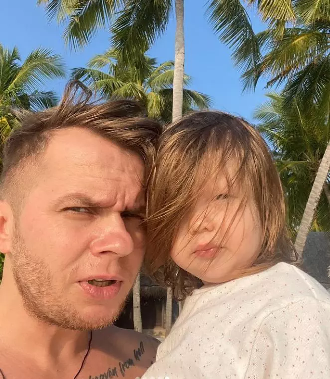 codin-maticiuc-ipostaza-adorabila-alaturi-de-fetita-sa-smaranda-se-bucura-de-soare-in-maldive_6