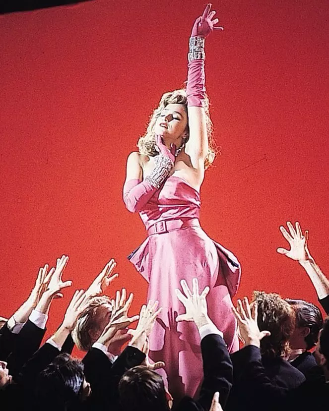 Madonna în videoclipul Material Girl