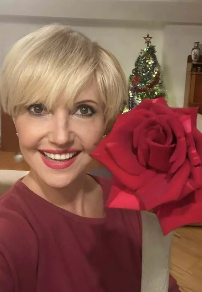 marina almasan cu un trandafir