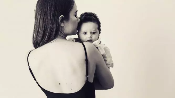 Oana-Cârmaciu-și-fiul-ei-Filip-5-667x375