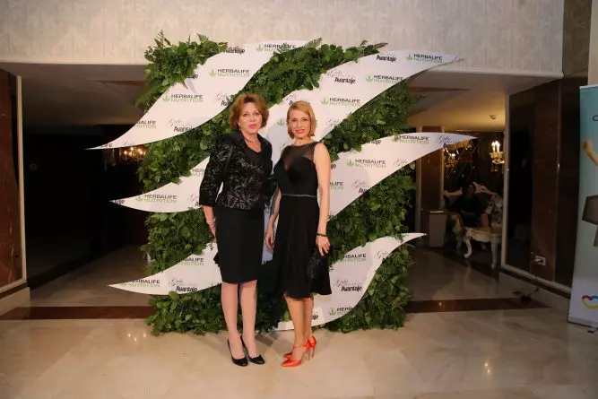 Monica Davidescu (dreapta)