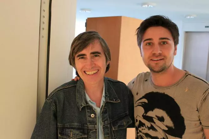 Elvin Dandel cântă alături de tatăl său, Ricky Dandel de la vârsta de 7 ani