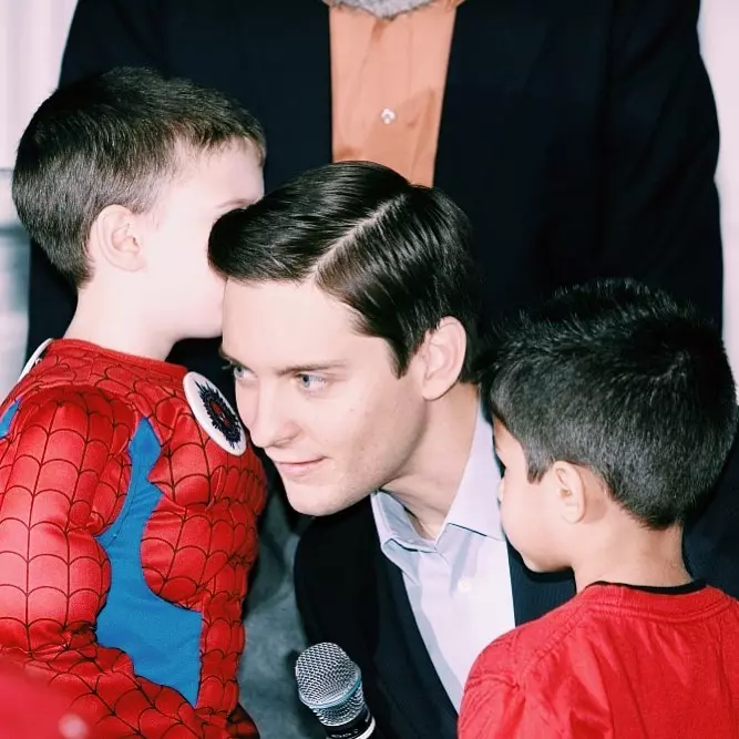 Tobey-Maguire-in-oras-cu-fiica-adolescenta.-Cum-a-fost-surprins-fostul-Spider-Man-pe-strazile-din-Los-Angeles-5