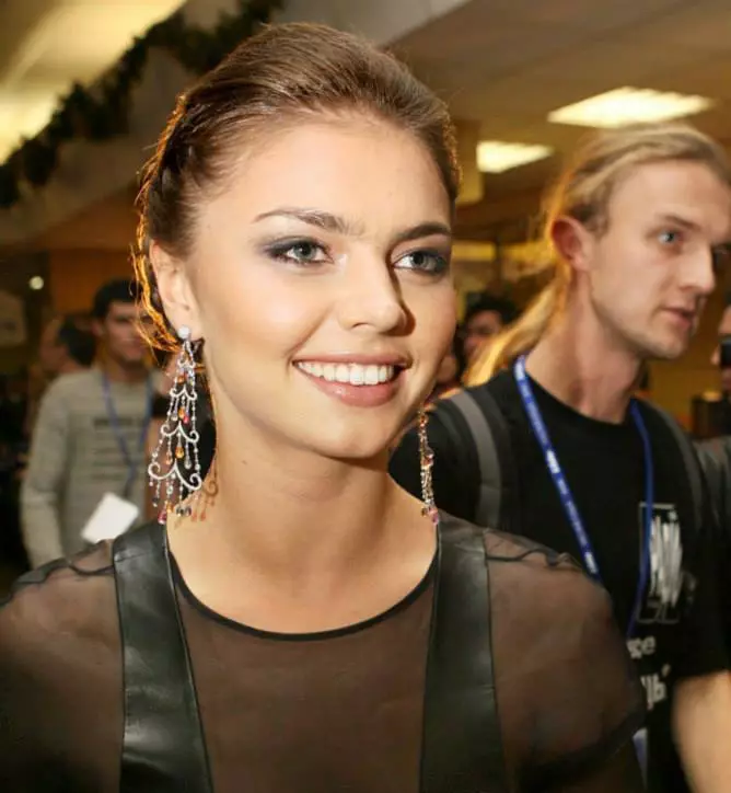 cine-este-Alina-Kabaeva-presupusa-iubita-alui-Vladimir-Putin-16