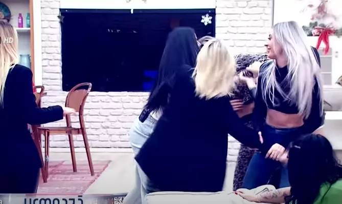 Bataie-la-Puterea-Dragostei.-Alexandra-si-Maria-s-au-paruit-”Stai-ca-ti-arat-eu-tie”-VIDEO-3