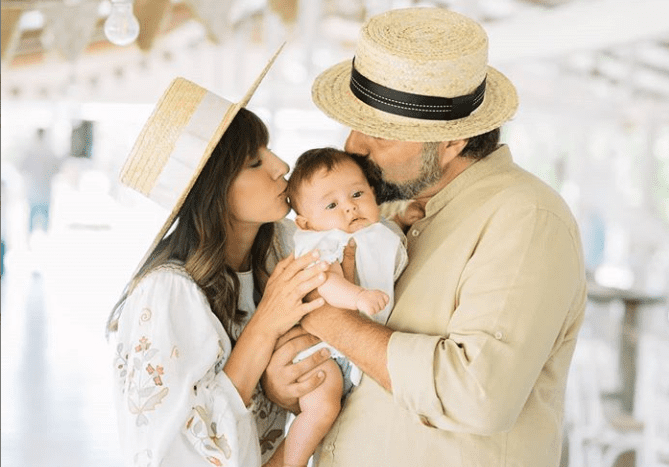 dana-rogoz-si-a-botezat-fetita-imagini-de-poveste-de-la-fericitul-eveniment_size20