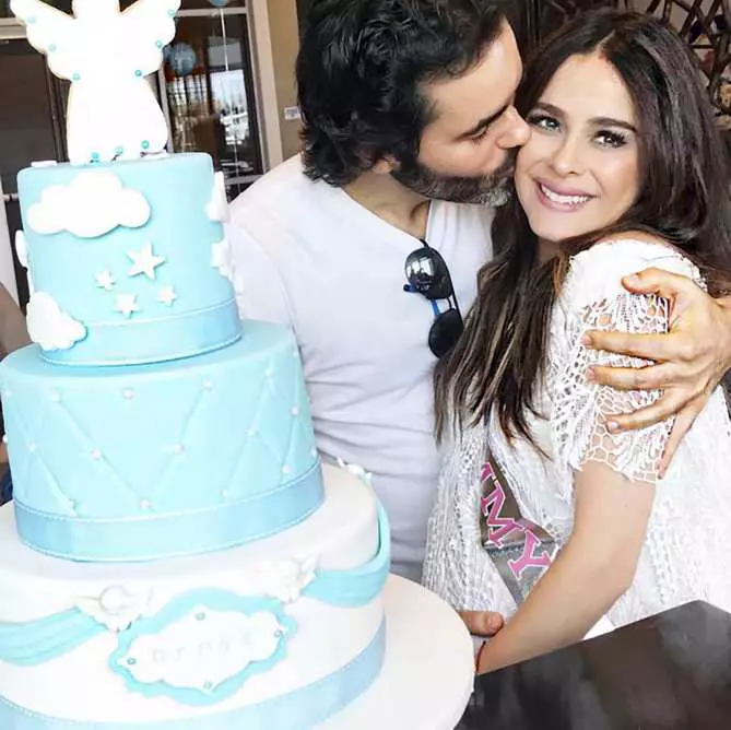 Danna Garcia mai are puţin şi naşte (1)