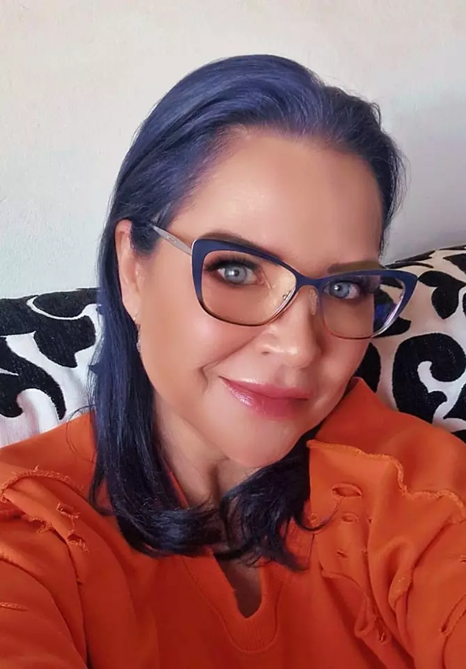 eugenia serban cu par albastru