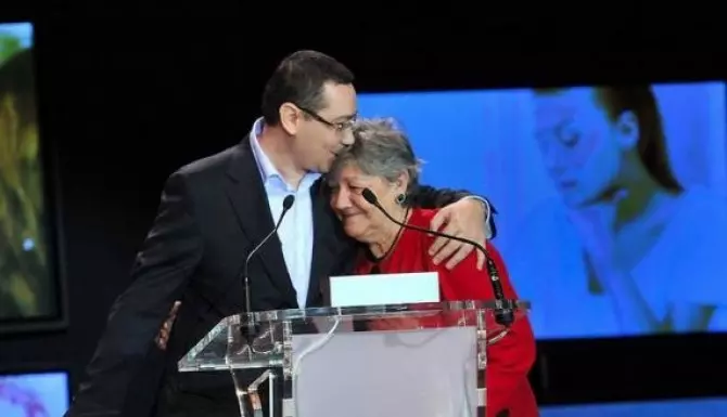 victor ponta cu mama lui