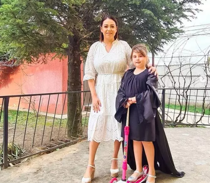 oana-roman-revoltata-pe-marius-elisei-fiica-lor-iza-l-a-dat-de-gol-ca-are-o-noua-iubita-ii-e-frica-nu-vrea-sa-ne-mai-vedem_25294800