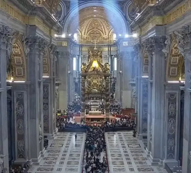 inmormantare papa (1)