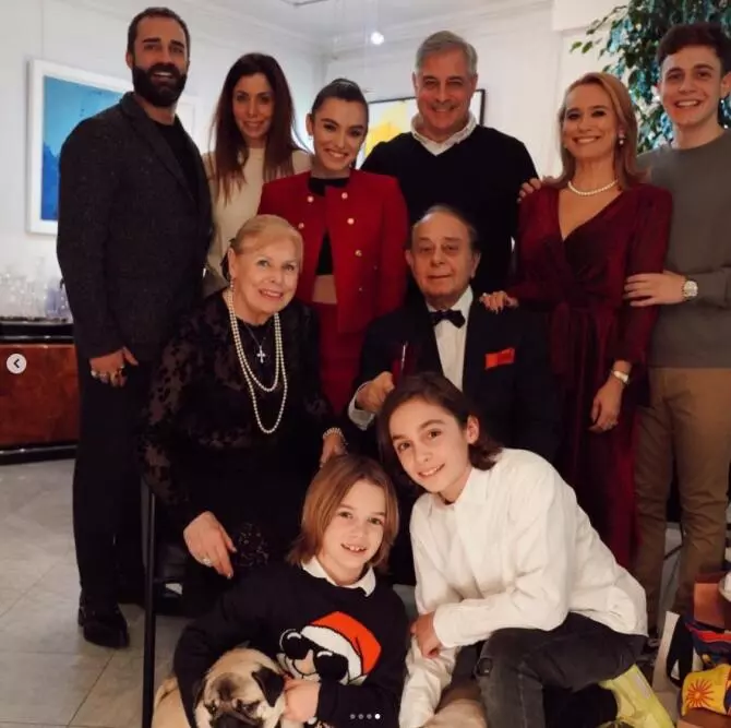 cine-sunt-socrii-si-parintii-andreei-esca-imagini-de-colectie-si-detalii-nestiute-familia-noastra-internationala-2_95349100