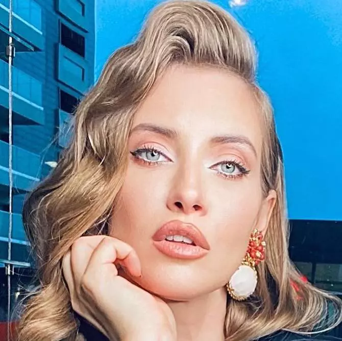 iulia-albu-pleaca-de-la-protv-7