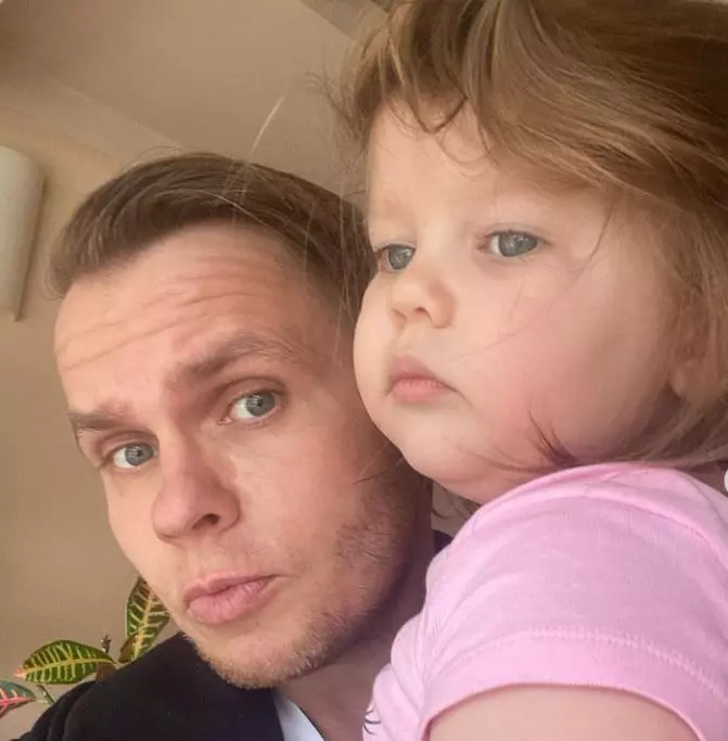 codin-maticiuc-ipostaza-adorabila-alaturi-de-fetita-sa-smaranda-se-bucura-de-soare-in-maldive_2_size20