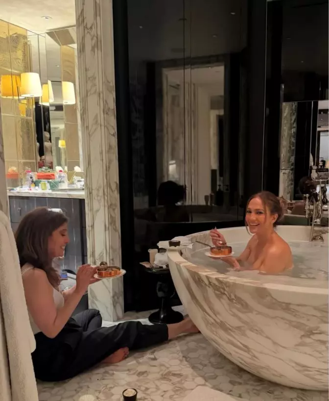 Jennifer Lopez (34)