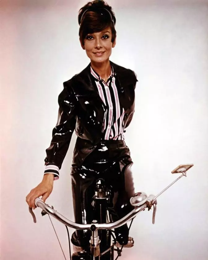 Costumul din piele lucioasă