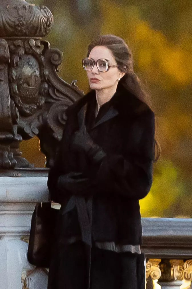 Angelina Jolie, împreună cu băieții ei, la filmările pentru „Maria”. Cum o ajută Maddox și Pax pe mama lor
