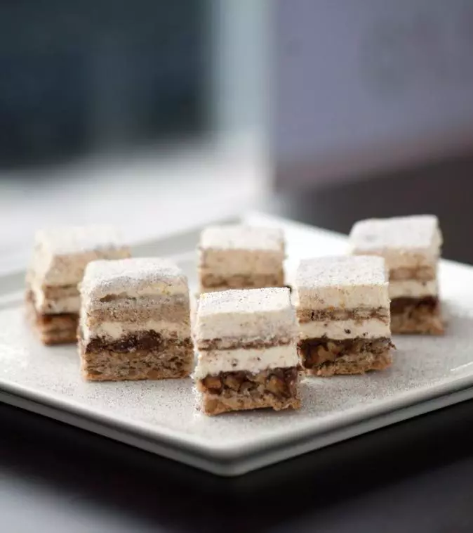 Prajitura_deliciu_cu_blat_de_nuca__ciocolata_si_crema_capuccino.jpg