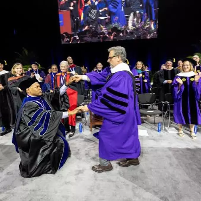 Dansul lui Steve Carell de la ceremonia de absolvire a Universității Northwestern  (5)