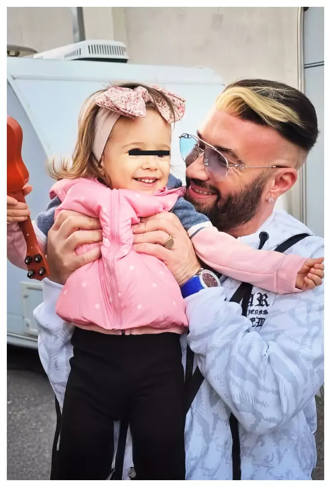 mihai bendeac cu o fetita (1)