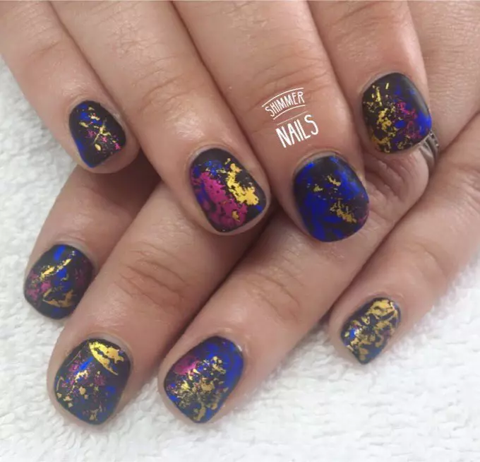 Manichiura graffiti arată uber cool, însă ai nevoie de puțină îndemânare pentru a obține rezultatul dorit! Foto: @shimmernailsuk