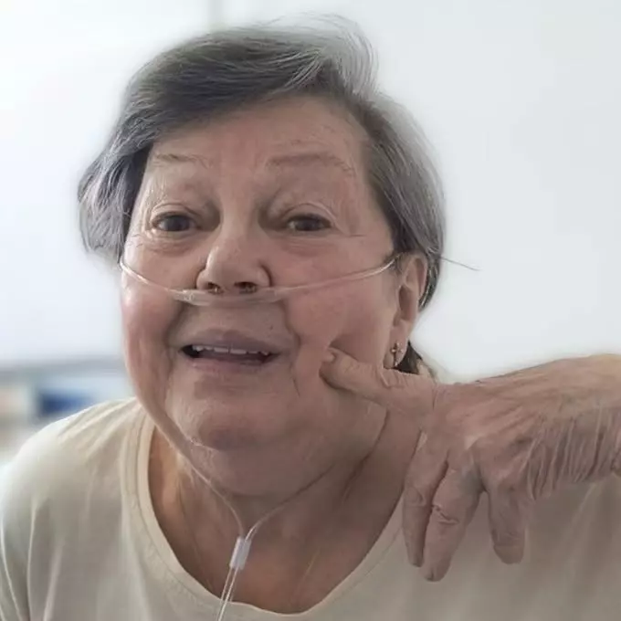 anca pandrea cu tubul de oxigen