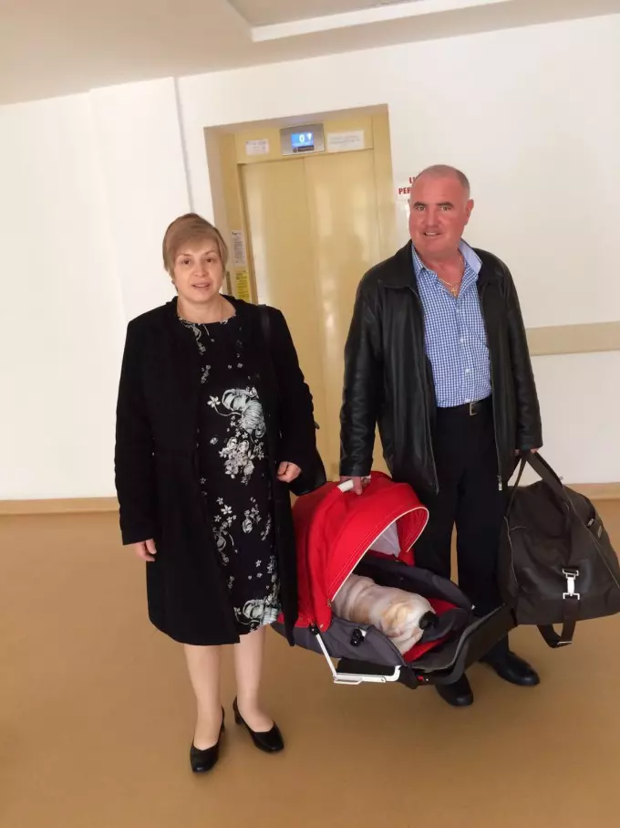 Dorin şi Marcela Bucă sunt fericiti ca micuta Gabriela le alina dorul de Andrei, fiul pe care l-au pierdut în tragedia Colectiv