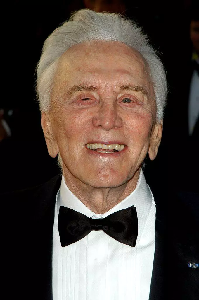 Kirk-Douglas-a-murit-7-681x1024-1