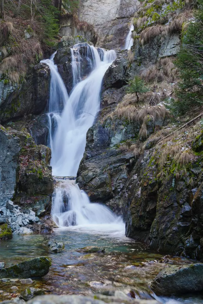 ROventura, 11 februarie 2023. Călătorie fascinantă prin Munții Retezat, spre perla de gheață a Hunedoarei